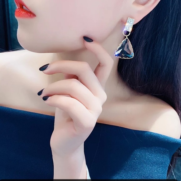 🌟 Triangle Transparent Rhinestone Drop Earrings - Picture 4 of 5